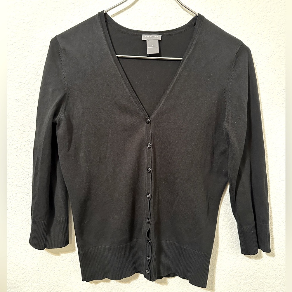 EUC ANN TAYLOR Black Silk Blend V-Neck Buttoned Cardigan Sweater